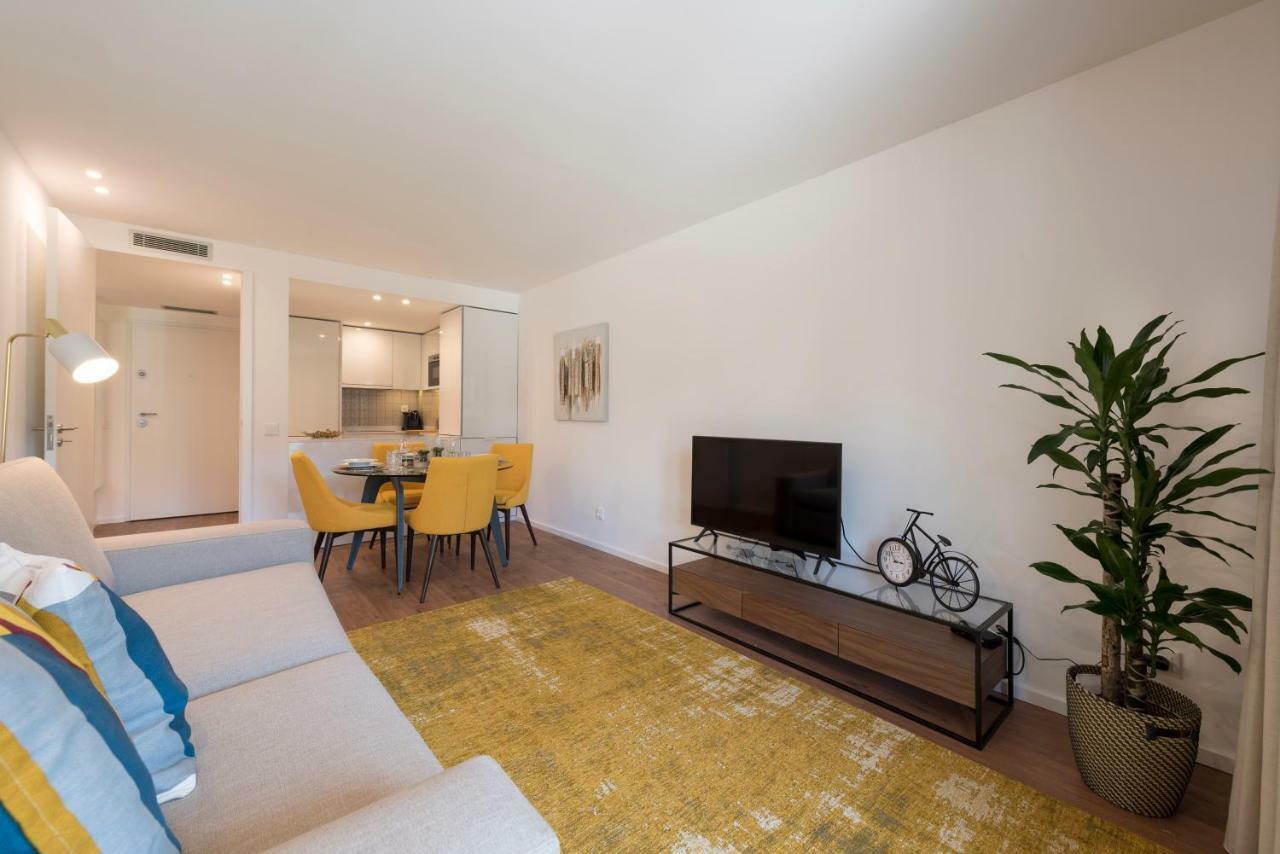 Lovelystay - Downtown Balcony Apartment With Free Parking Porto Exterior photo